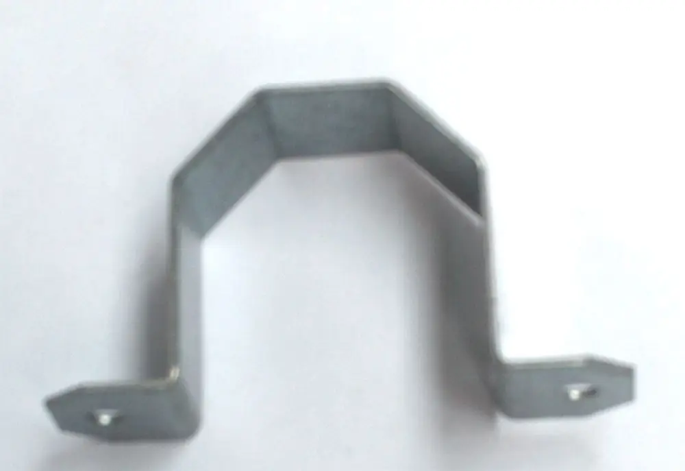 Metallklammer, geformt in einem U mit zwei seitlichen Befestigungslöchern, geeignet für Anwendungen wie bei Daikin Geräten.